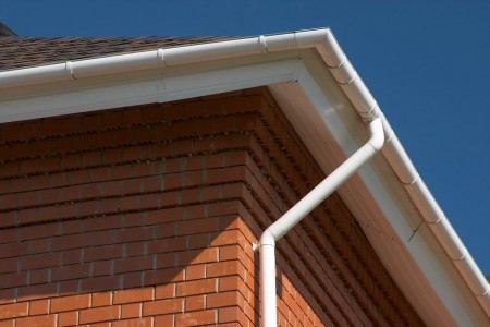 водостік на даху будинку