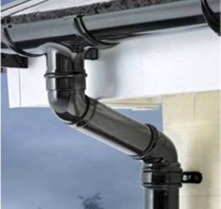 вертикальна труба водостоку для даху