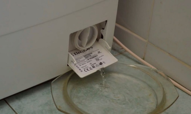 Чому пральна машинка не зливає воду?