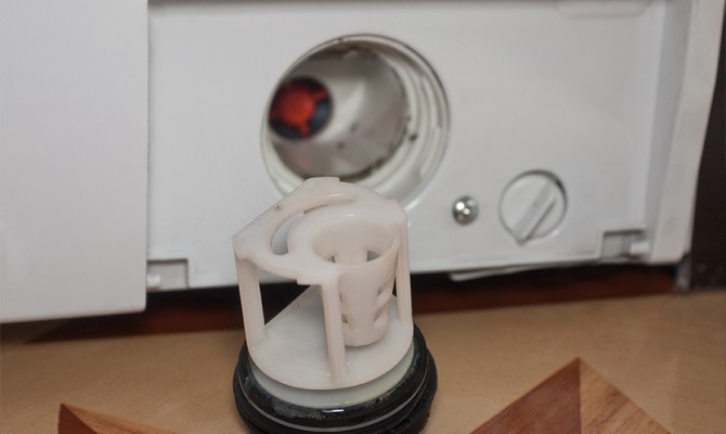 Чому пральна машинка не зливає воду?