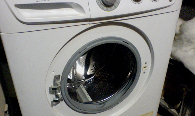 Що робити, якщо не відчиняються двері пральної машини?