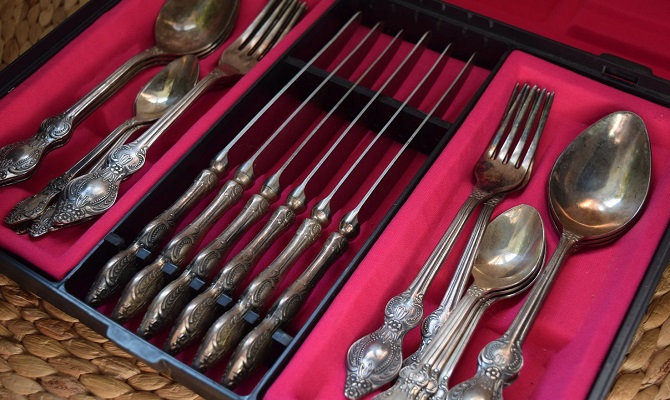 Що собою являють мельхіорові столові прилади?