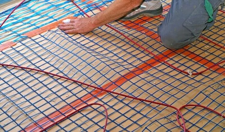 Тепла підлога у ванній кімнаті