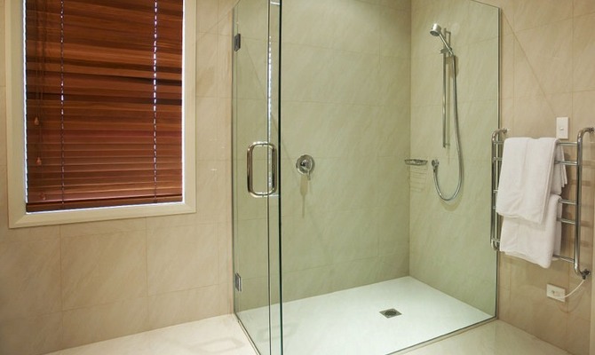 Встановлюємо душові кабіни зі скла