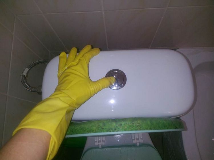 Запах з каналізації: що робити?